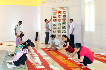 Cán bộ Phòng Văn hóa - Thông tin huyện Văn Chấn chuẩn bị tốt các điều kiện tuyên truyền phục vụ Đại hội.